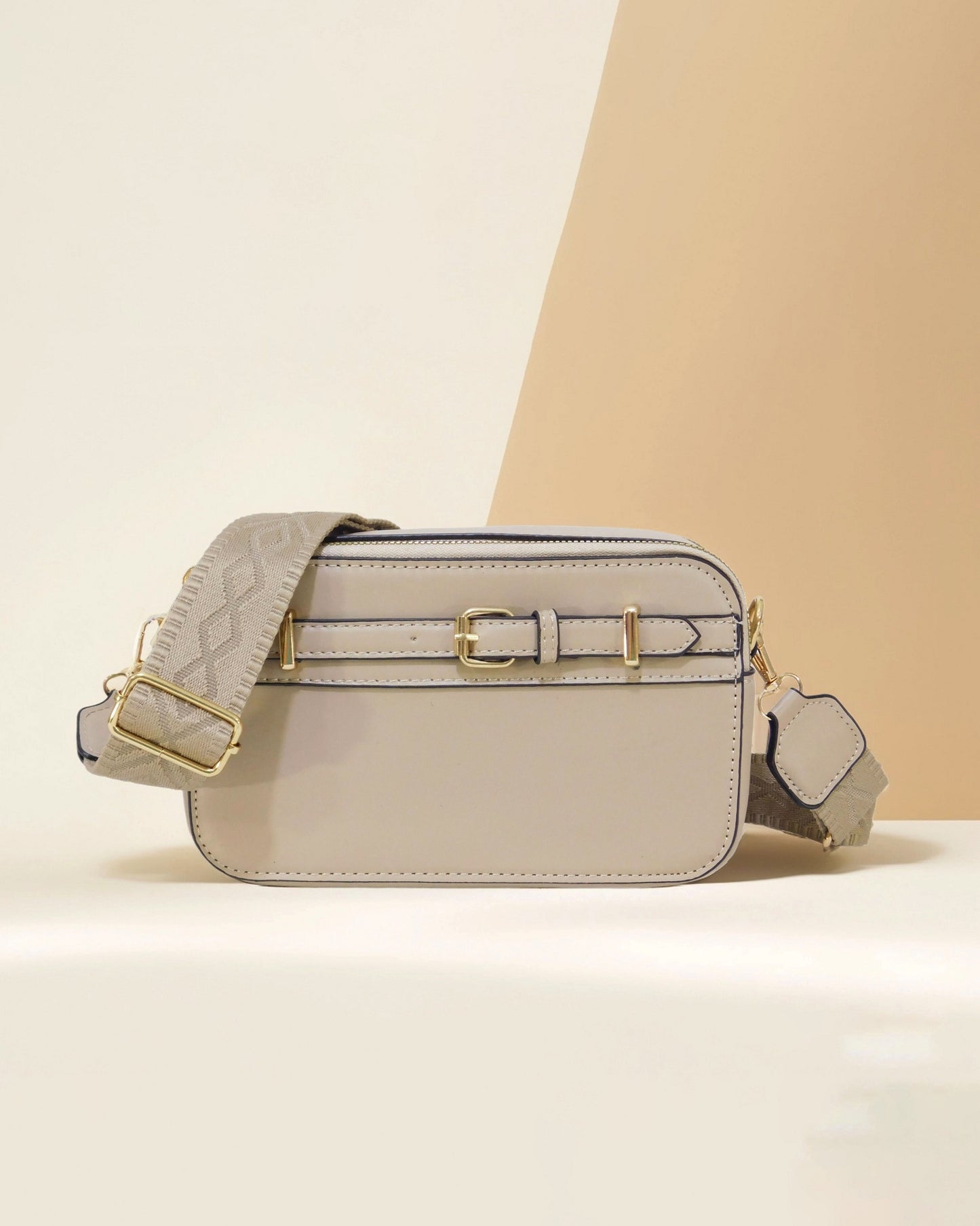 Crossbody con doble zipper y correa decorativa