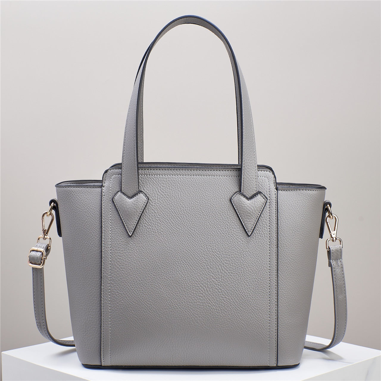 Cartera espaciosa con estilo ejecutivo