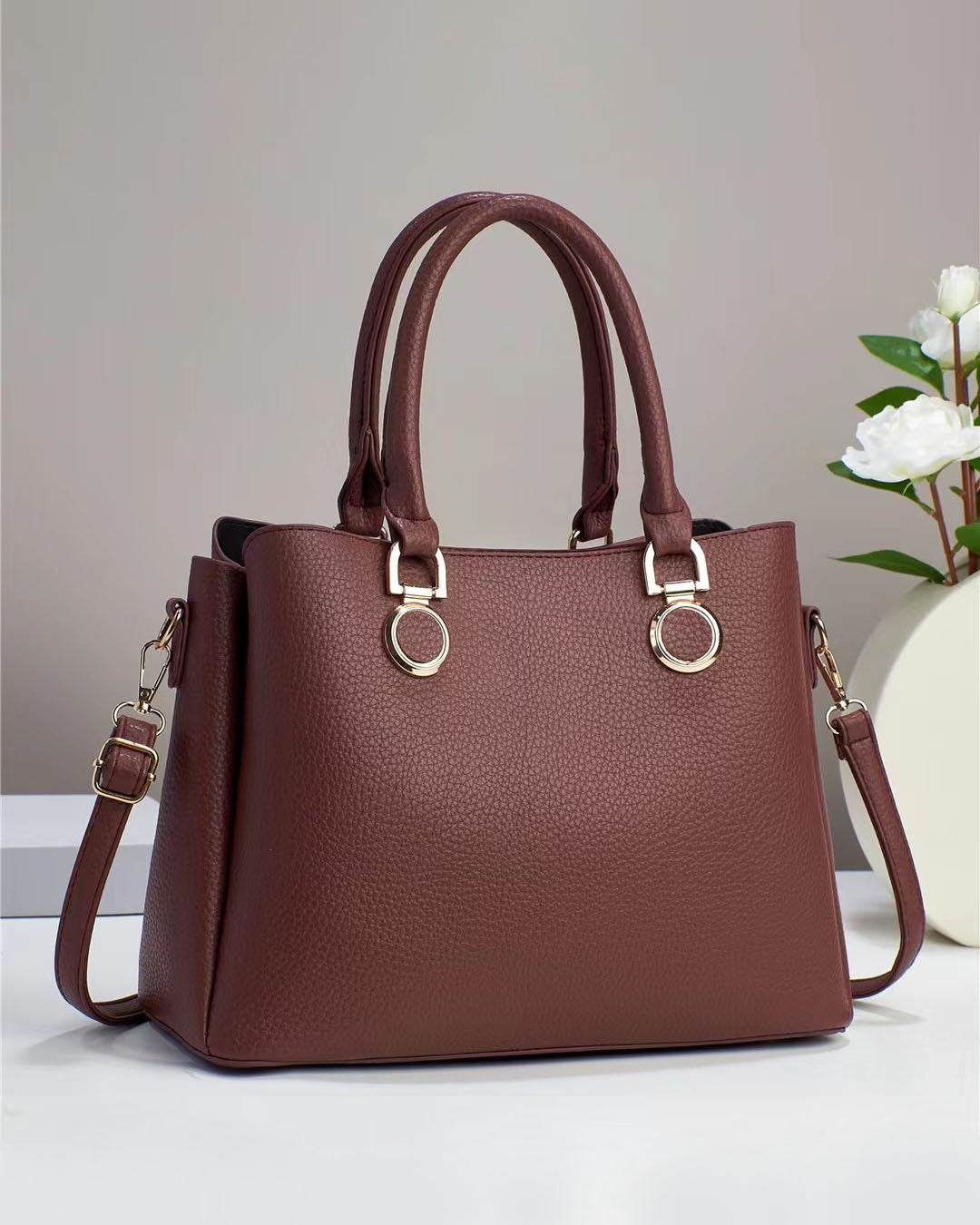Bolso elegante de doble asa con aros decorativos