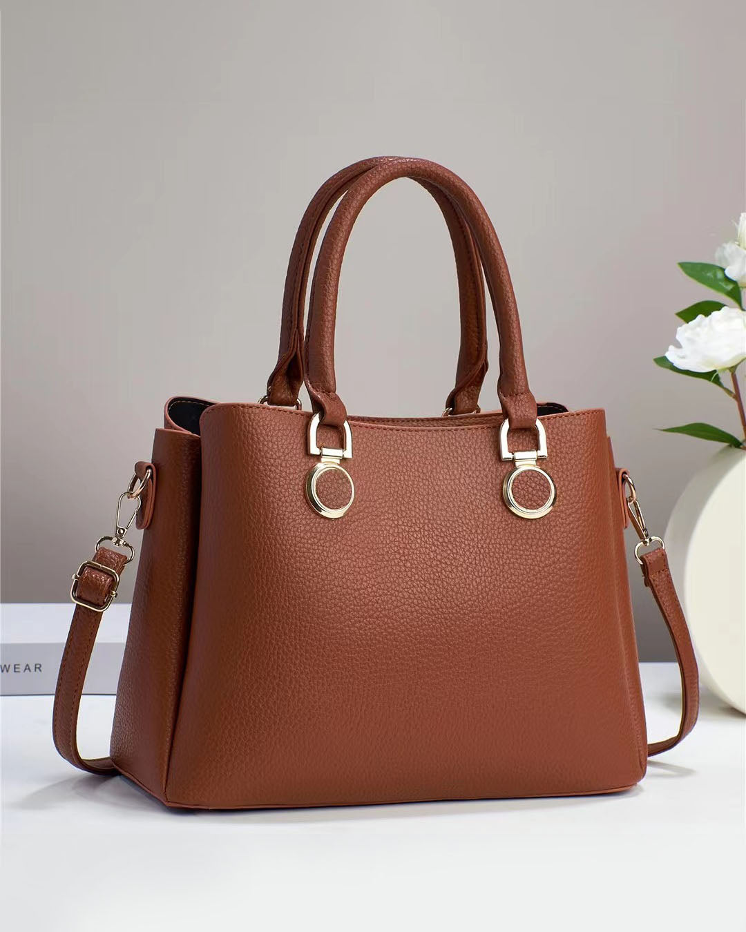 Bolso elegante de doble asa con aros decorativos