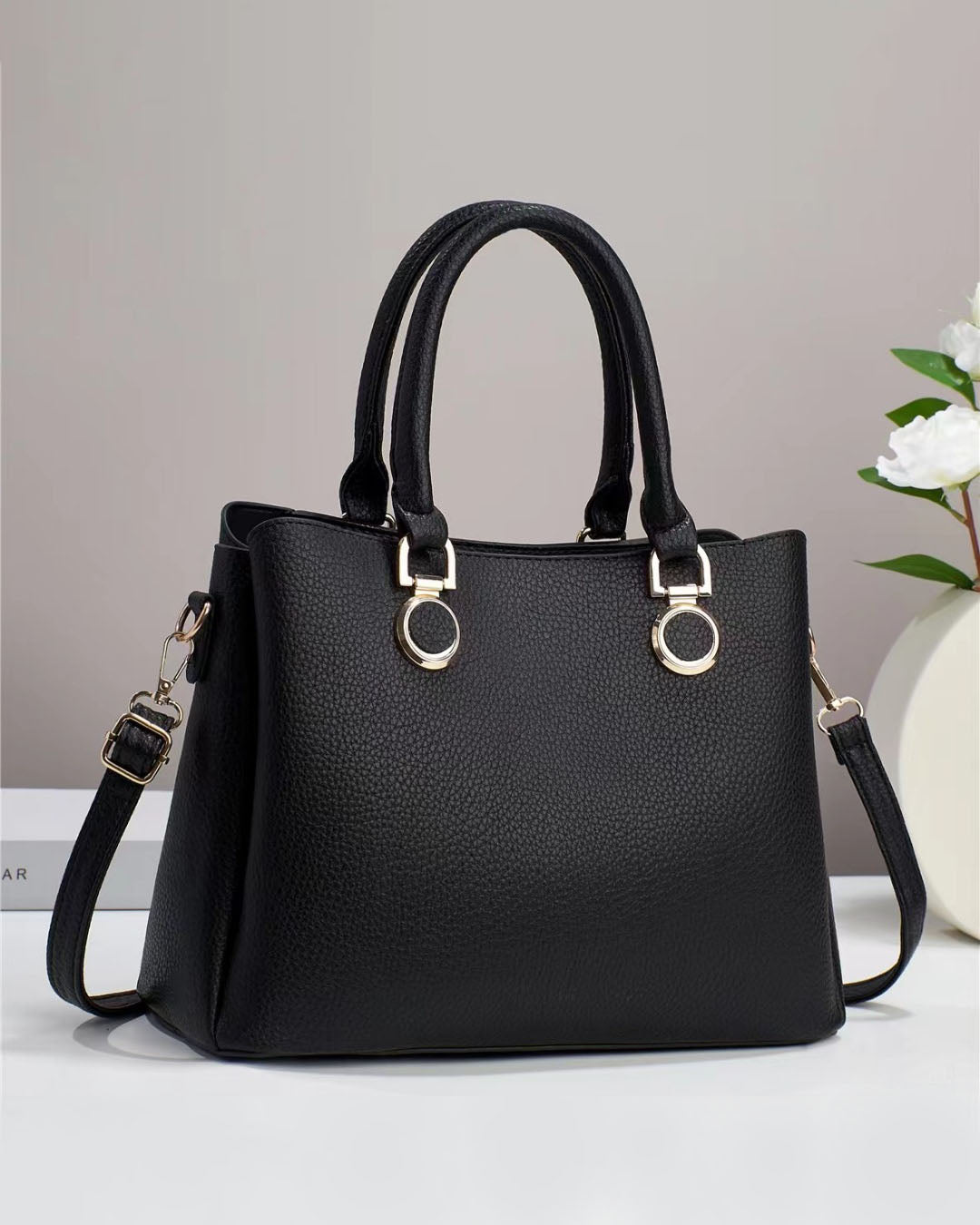 Bolso elegante de doble asa con aros decorativos