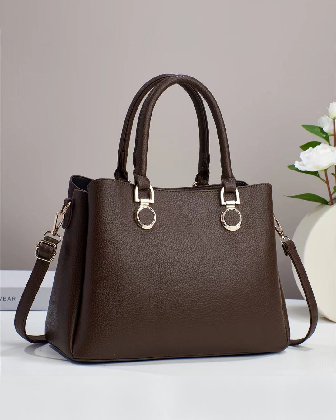 Bolso elegante de doble asa con aros decorativos