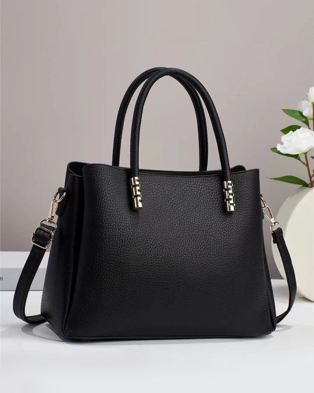 Cartera mediana con detalles en dorado y look minimalista