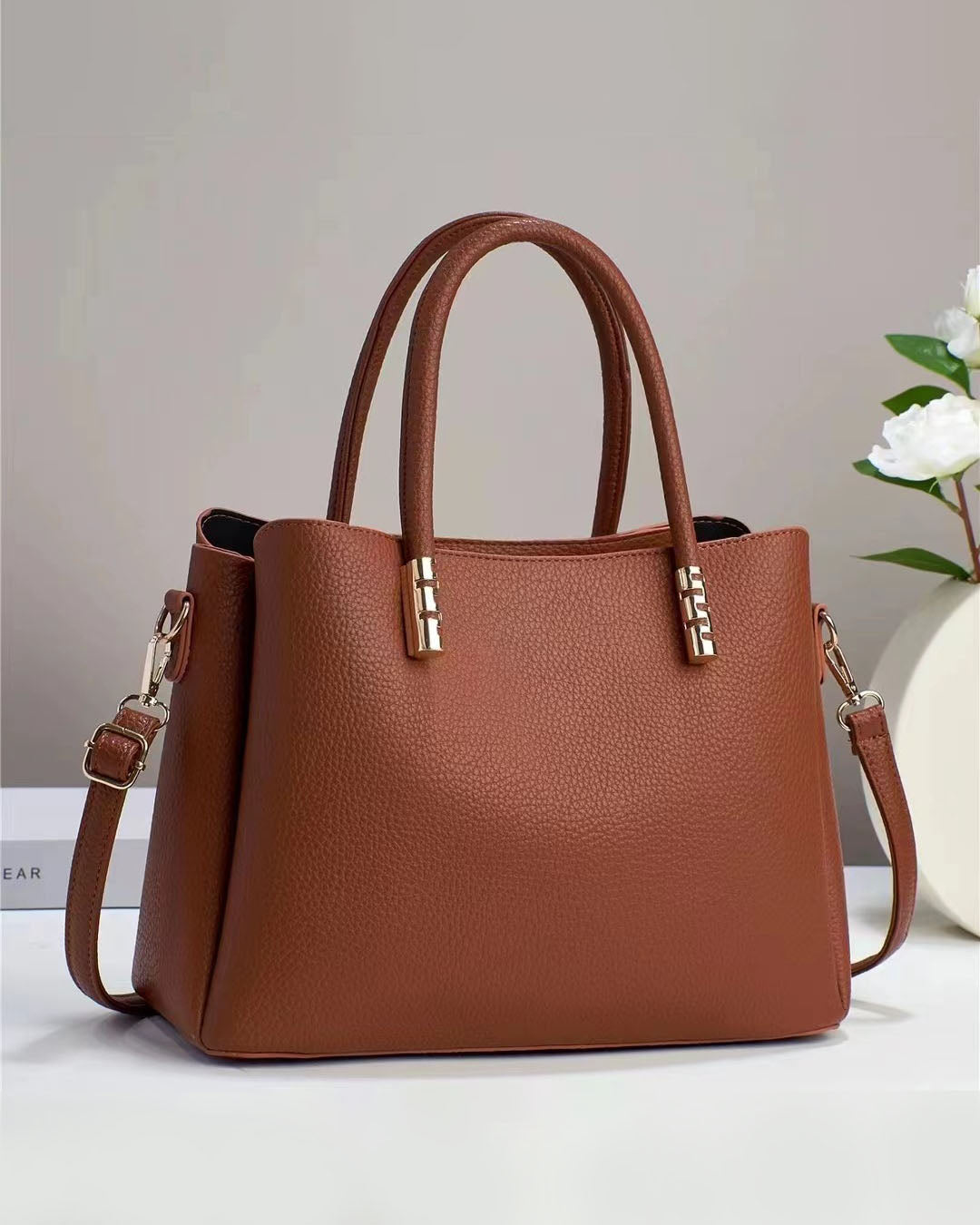 Cartera mediana con detalles en dorado y look minimalista