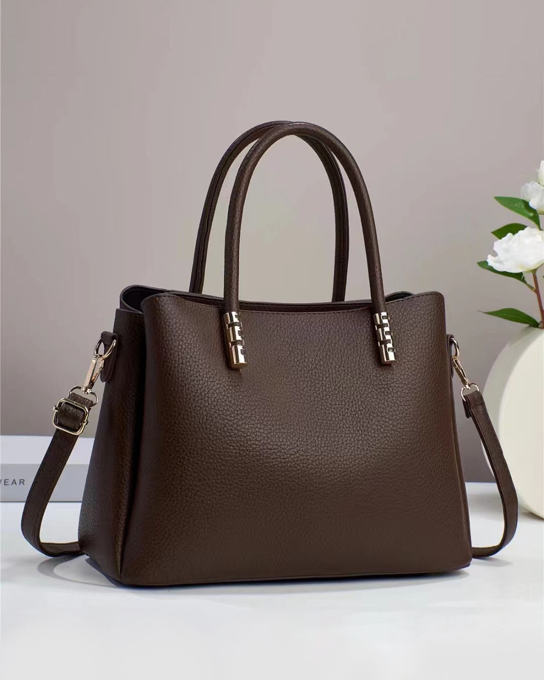 Cartera mediana con detalles en dorado y look minimalista
