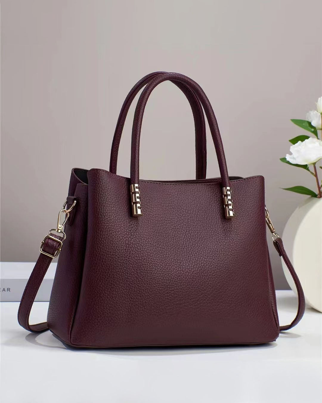 Cartera mediana con detalles en dorado y look minimalista
