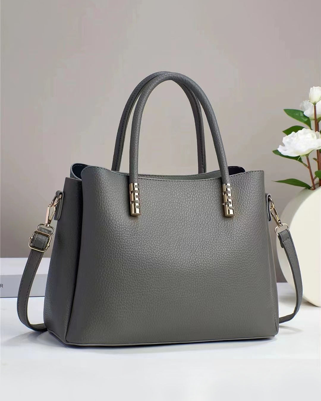 Cartera mediana con detalles en dorado y look minimalista