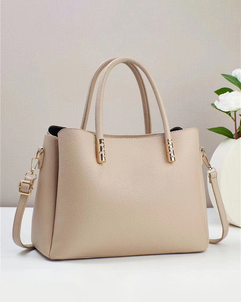 Cartera mediana con detalles en dorado y look minimalista