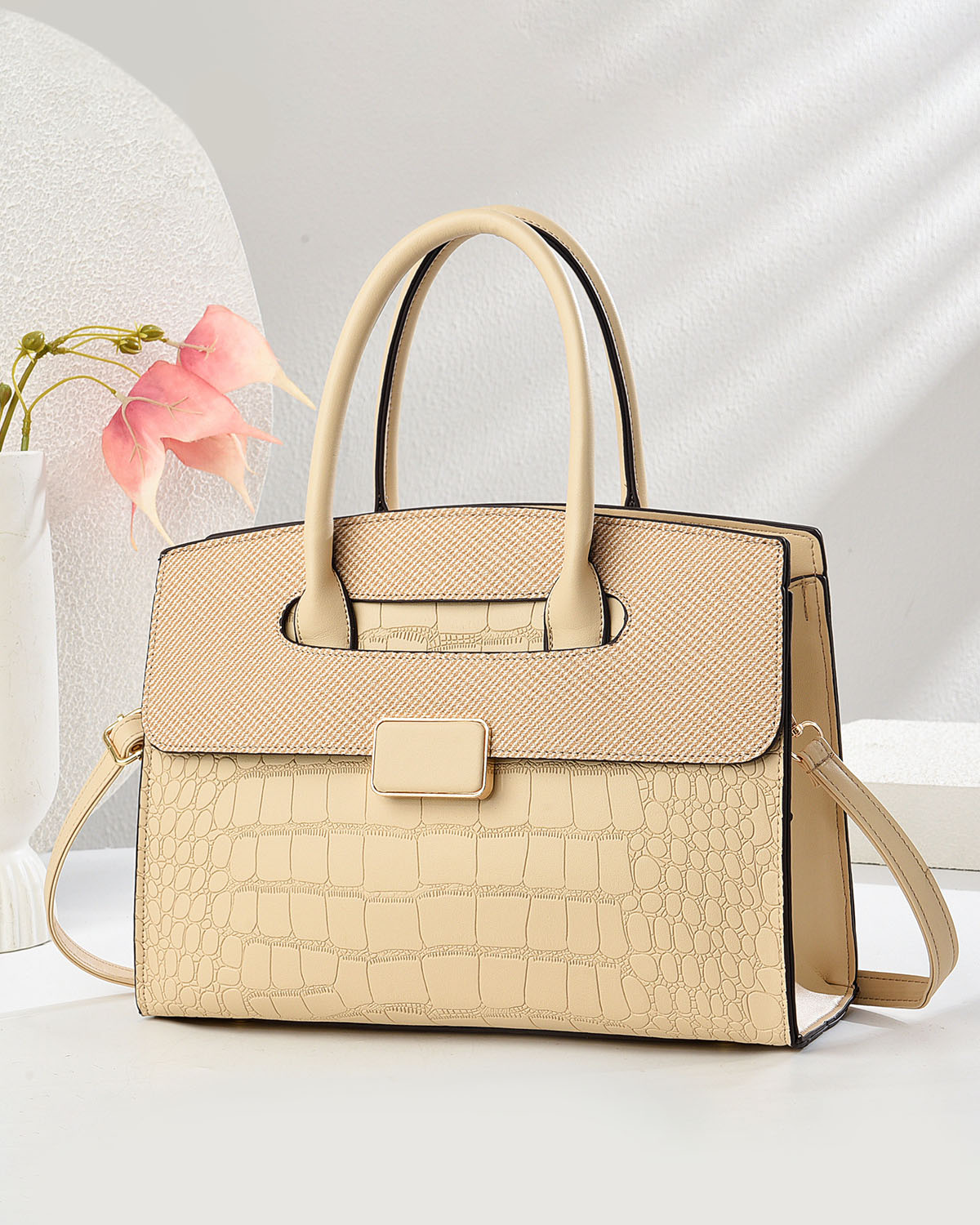 Bolso mediano con textura tipo cocodrilo y hebilla frontal