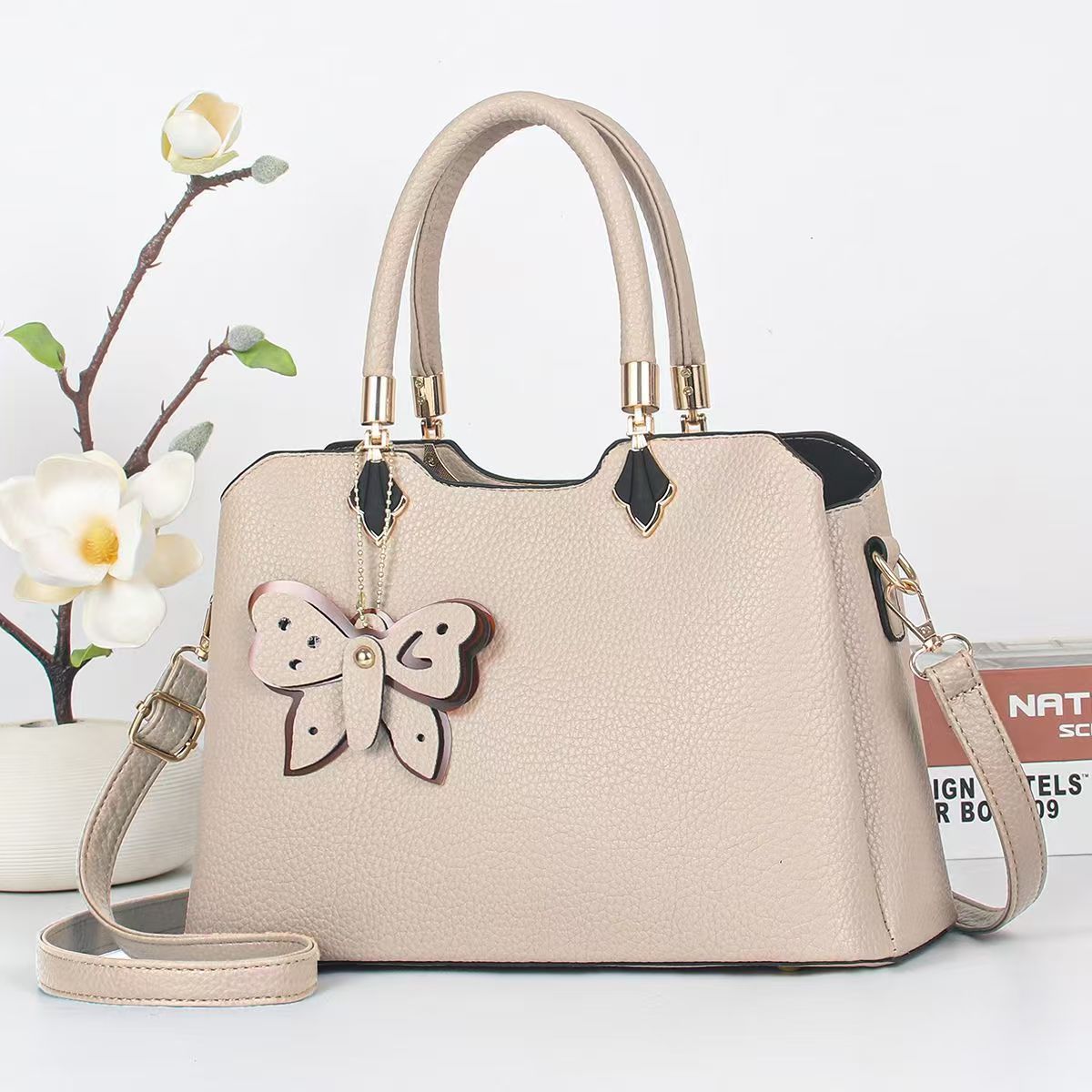 Cartera mediana con llavero mariposa