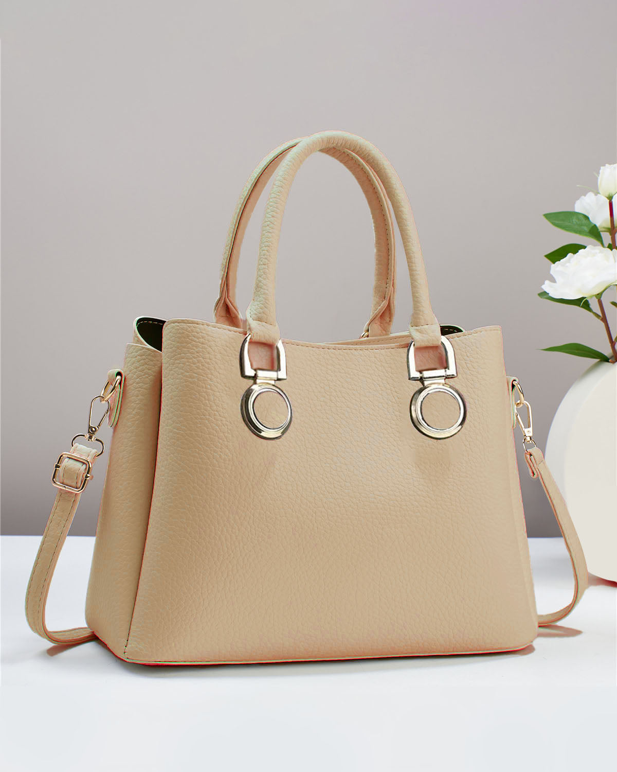 Bolso elegante de doble asa con aros decorativos