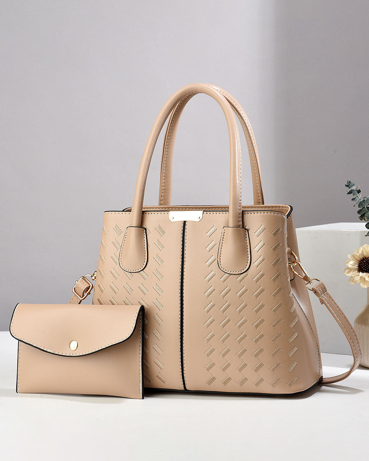 Cartera mediana con diseño unico y sobre libre