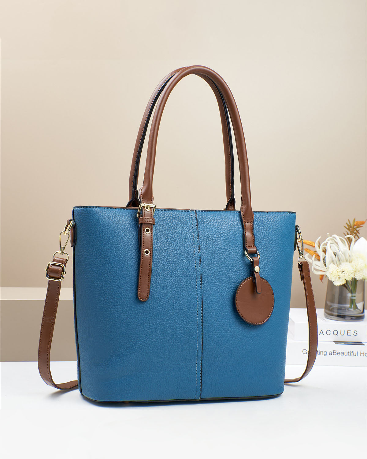 Cartera espaciosa con Cierre y Asas largas – Con Interior Dividido y Colgante Decorativo