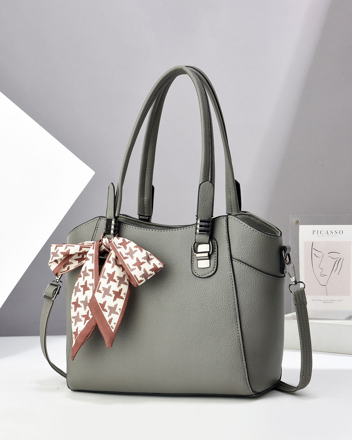 Cartera espaciosa con lazo decorativo, detalles en plateado