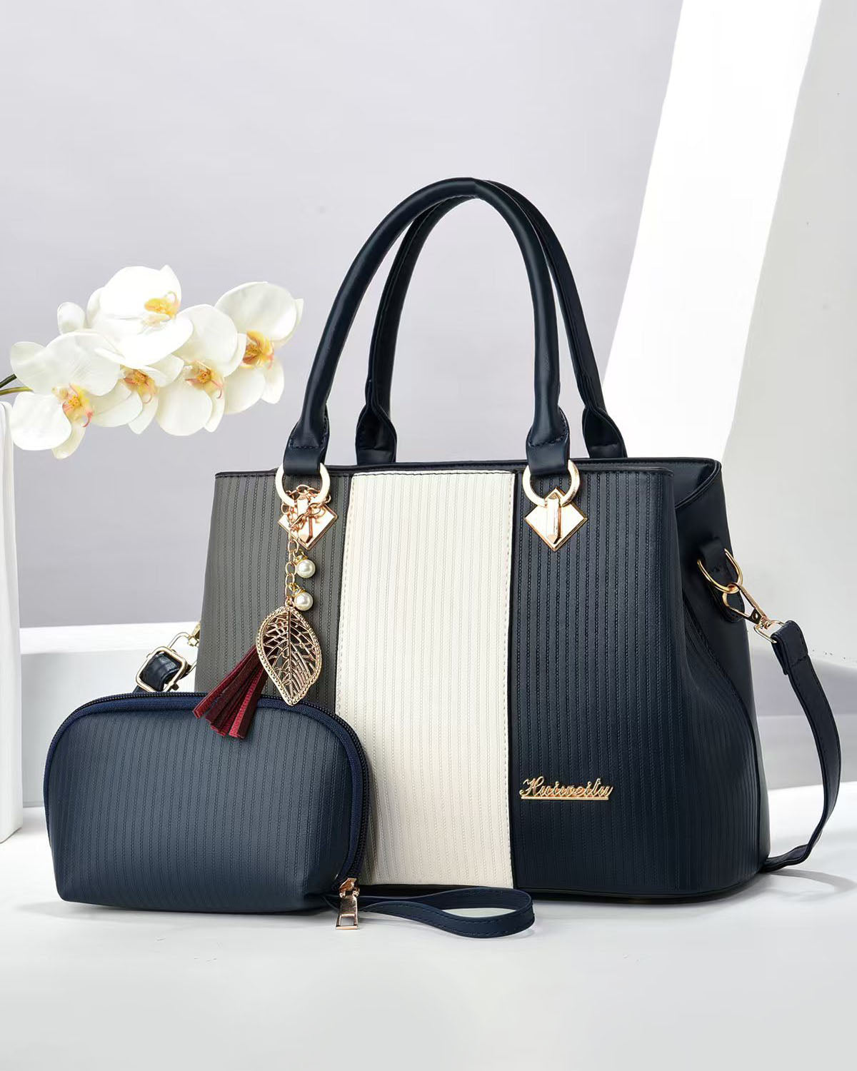 Cartera con diseño tricolor y neceser incluido