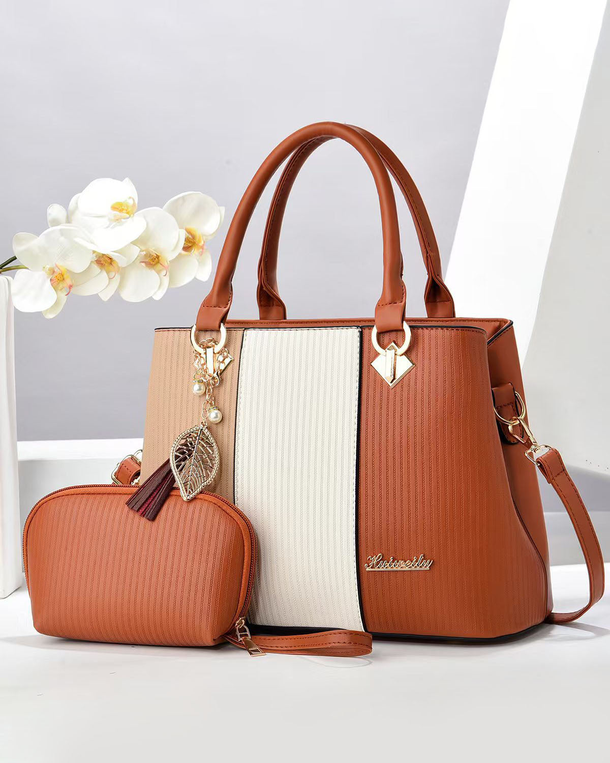 Cartera con diseño tricolor y neceser incluido