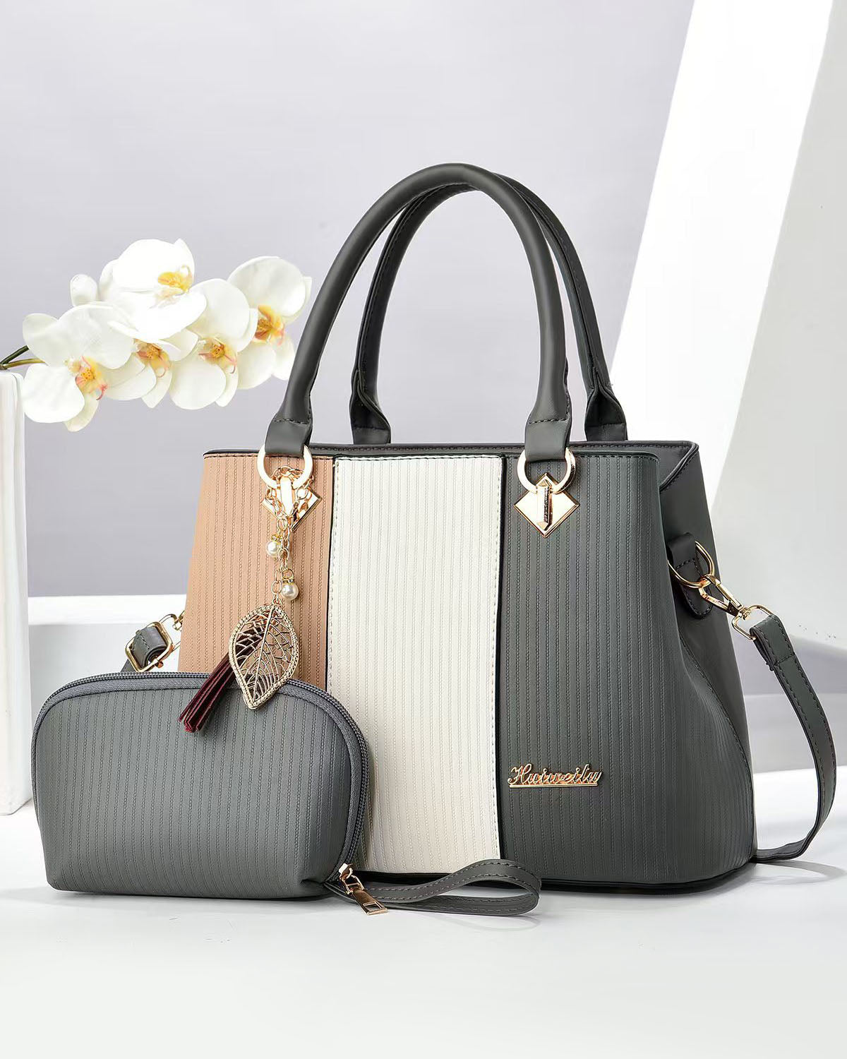 Cartera con diseño tricolor y neceser incluido
