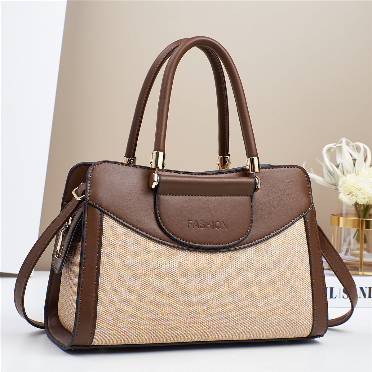 Bolso medianao con estructura rectangular, doble asa y correa ajustable