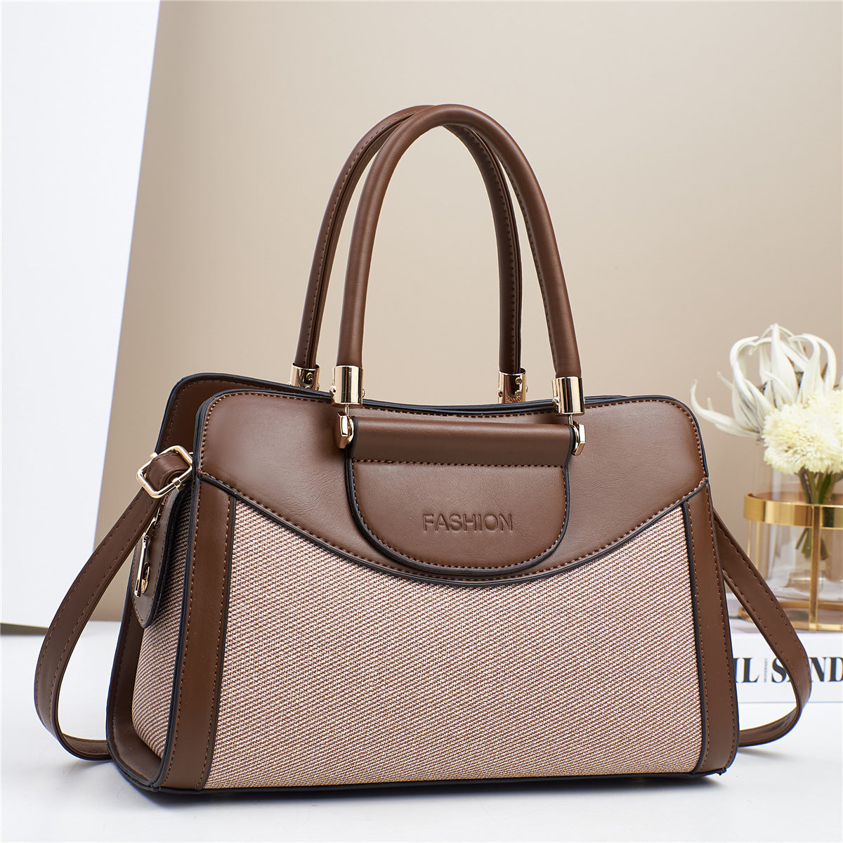 Bolso medianao con estructura rectangular, doble asa y correa ajustable