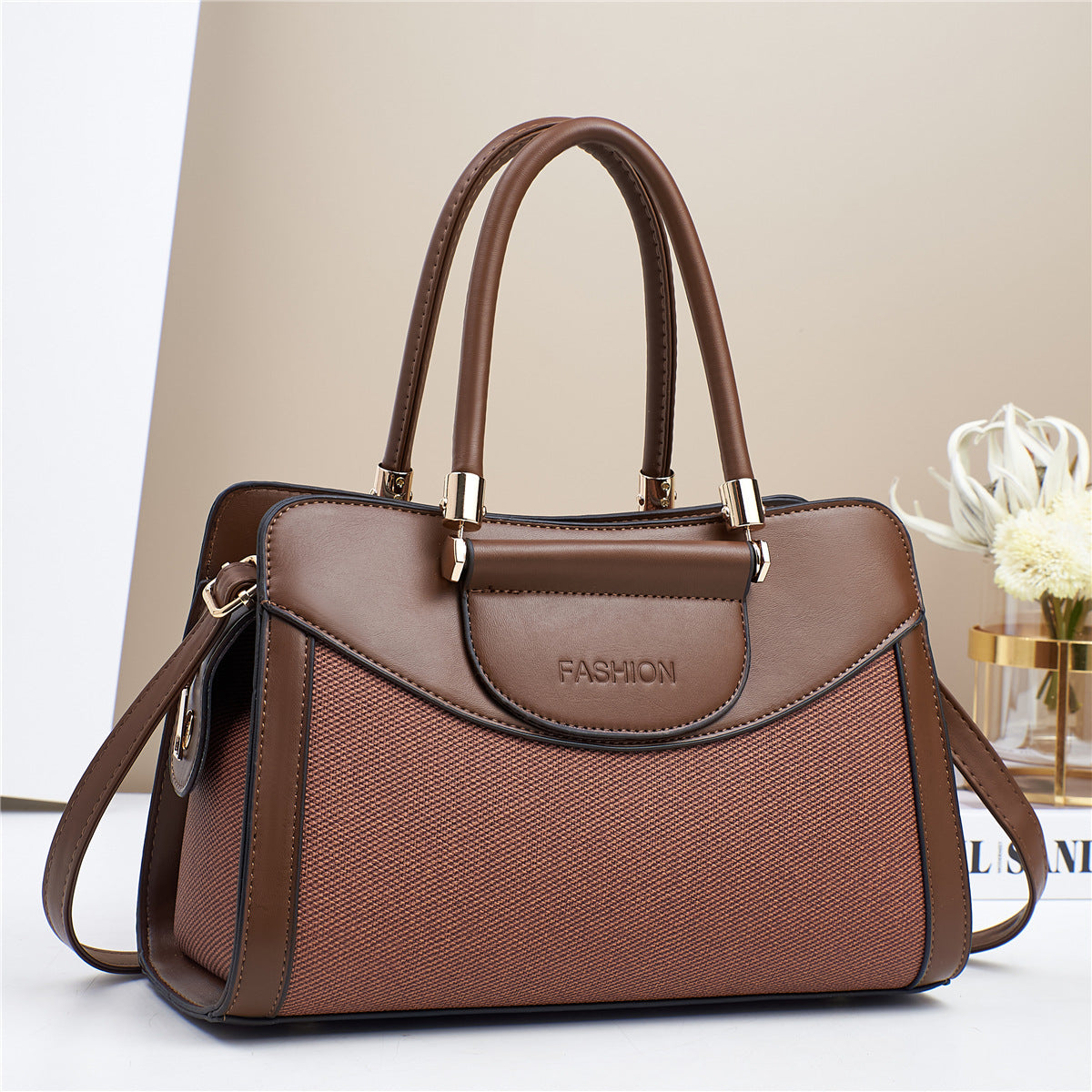 Bolso medianao con estructura rectangular, doble asa y correa ajustable