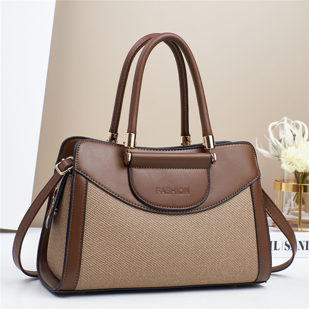 Bolso medianao con estructura rectangular, doble asa y correa ajustable