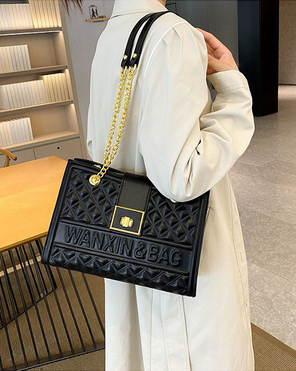 Cartera cuadrada con cadena