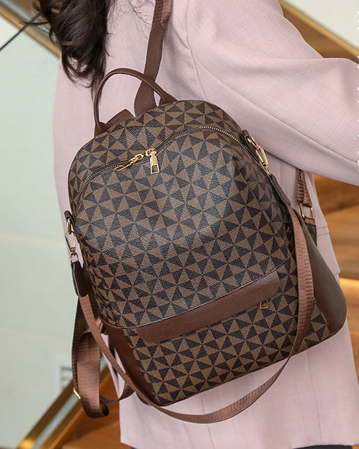 Mochila Negra con Diseño Geométrico y Detalles en Dorado