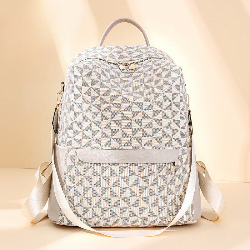 Mochila Negra con Diseño Geométrico y Detalles en Dorado