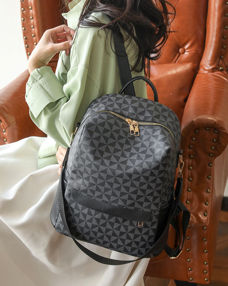 Mochila Negra con Diseño Geométrico y Detalles en Dorado