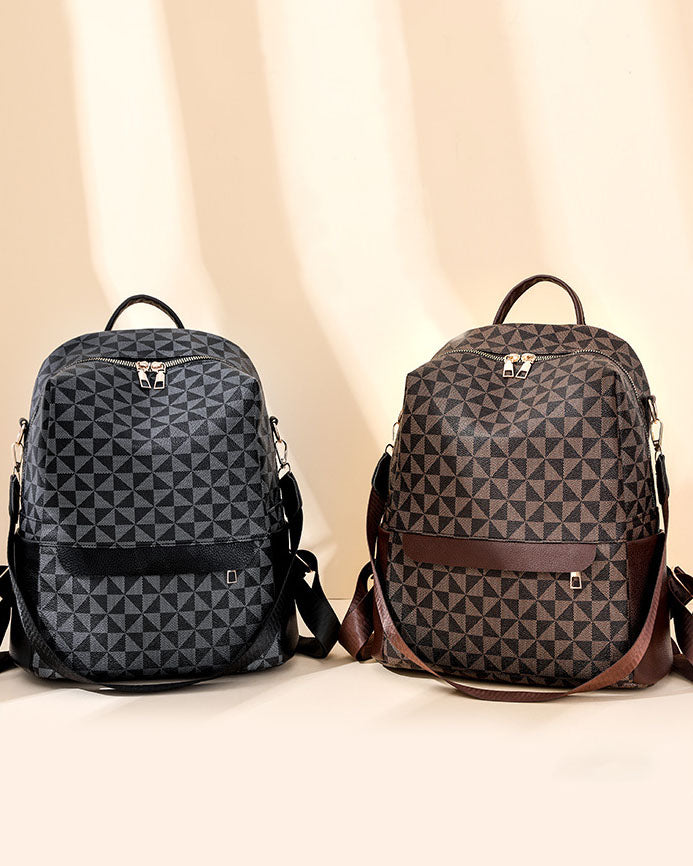 Mochila Negra con Diseño Geométrico y Detalles en Dorado