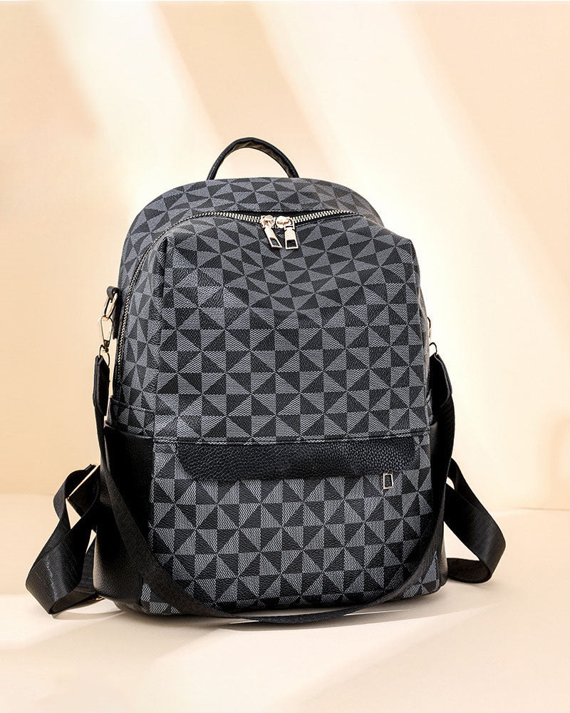 Mochila Negra con Diseño Geométrico y Detalles en Dorado