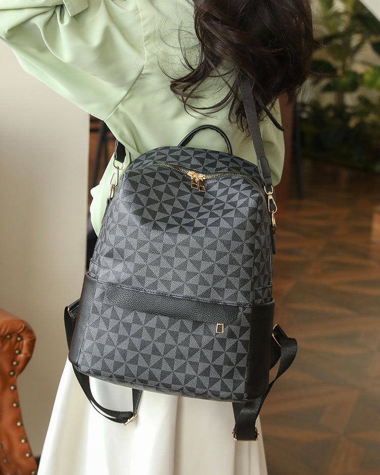 Mochila Negra con Diseño Geométrico y Detalles en Dorado