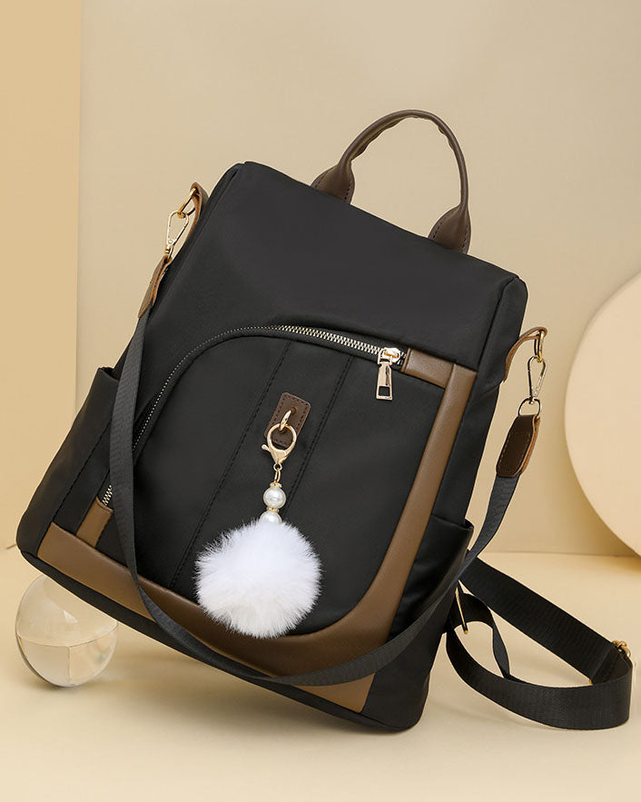 Mochila en tela con Detalles Marrones y Pompon Blanco
