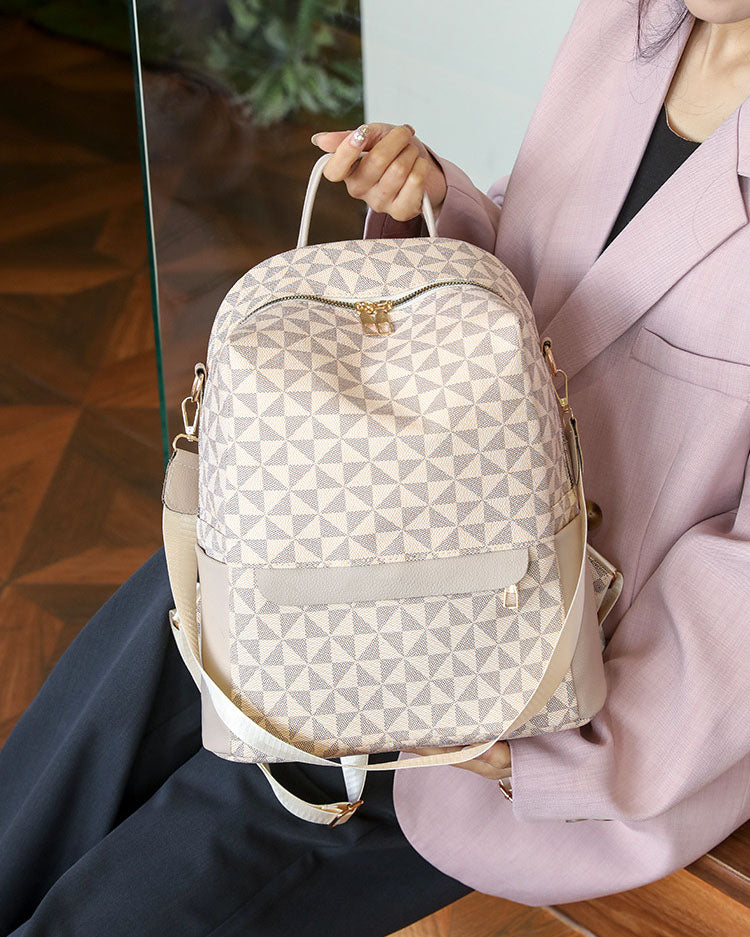 Mochila Negra con Diseño Geométrico y Detalles en Dorado