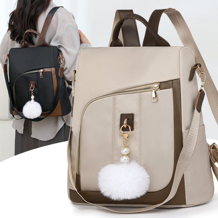 Mochila en tela con Detalles Marrones y Pompon Blanco