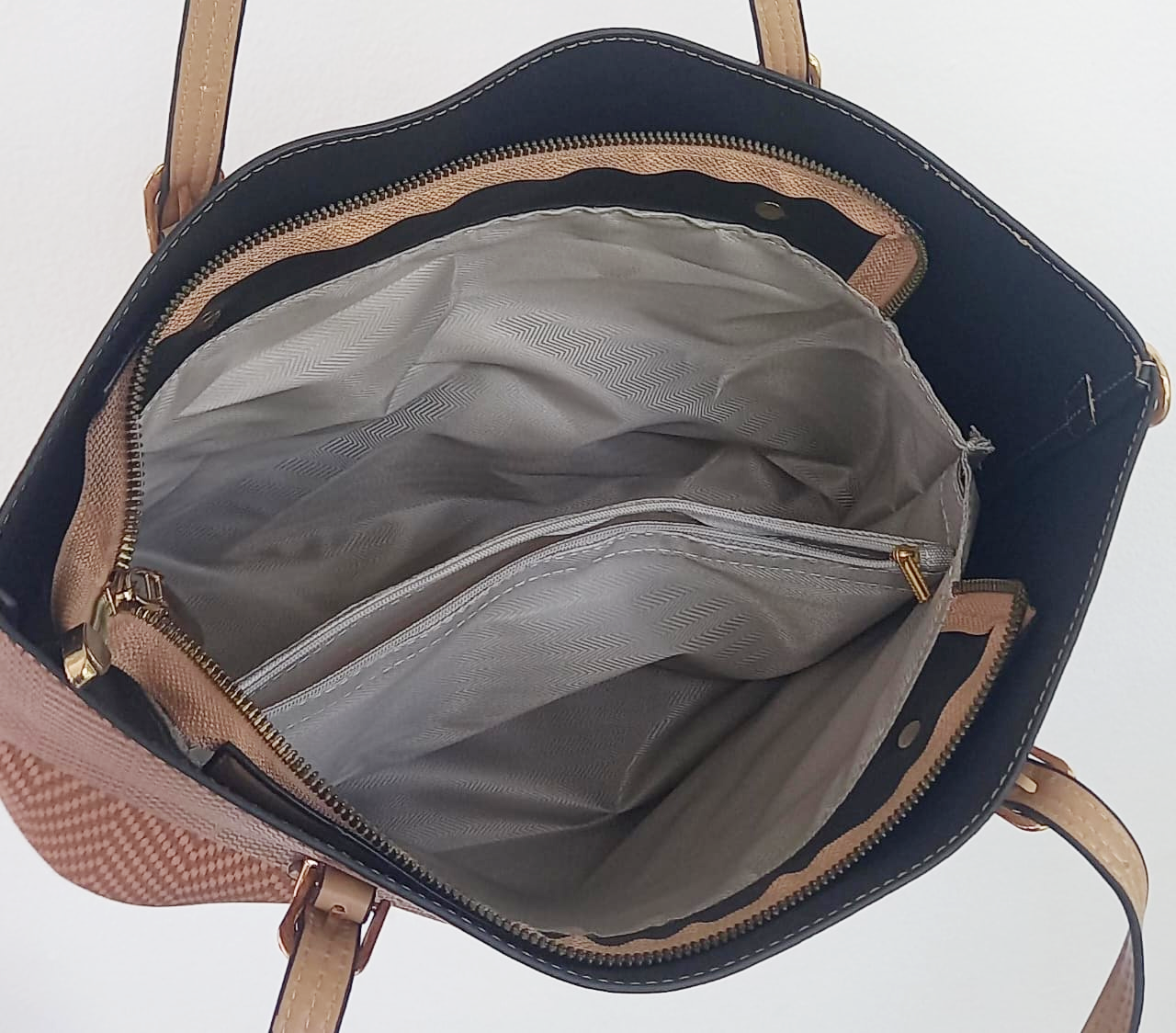 Cartera tipo bolso con diseño de espiga