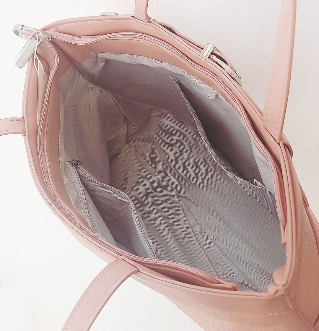Cartera espaciosa tipo bolso con detalles en plateado