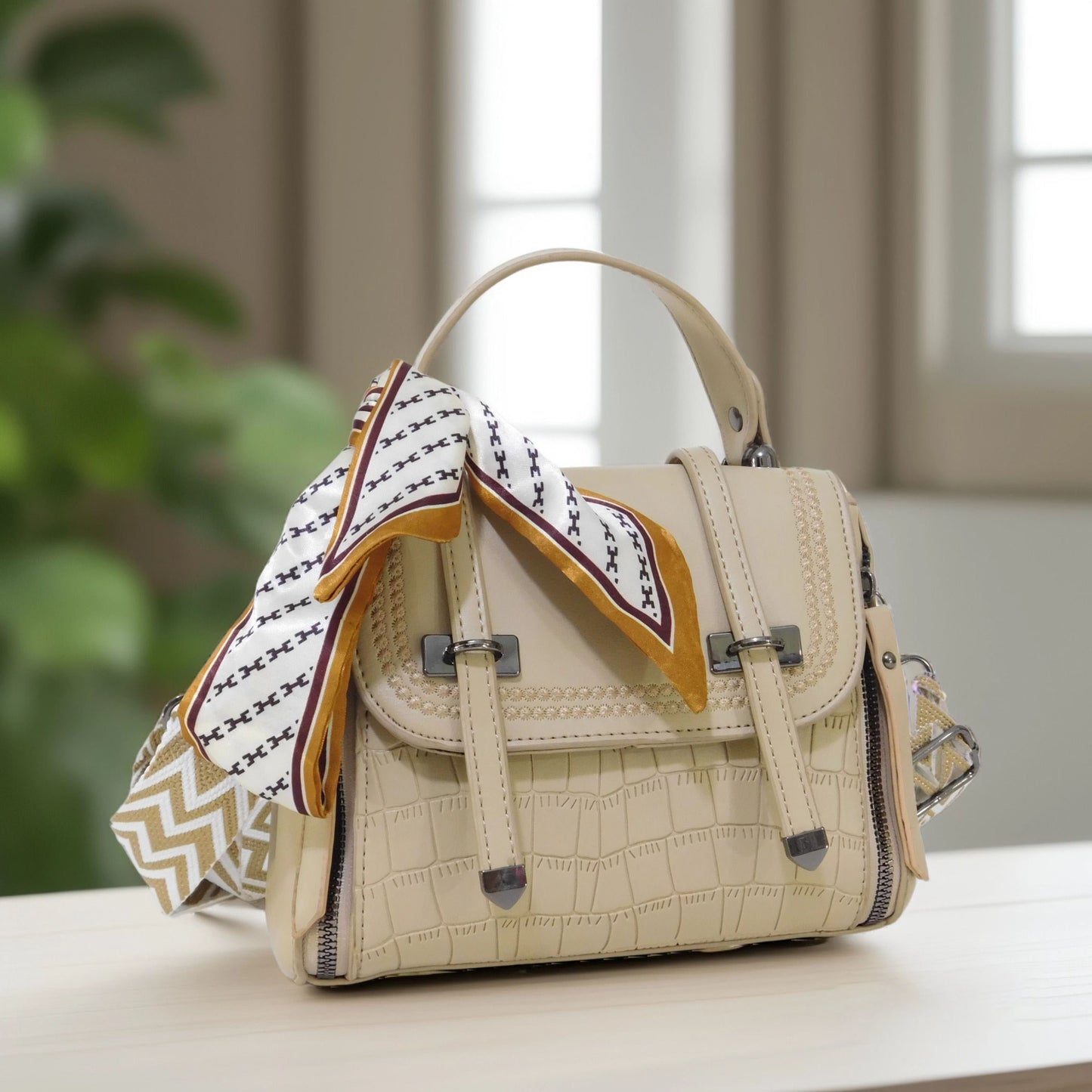 Bolso pequeño tipo crossbody con Toques Dorados y Pañuelo a Juego