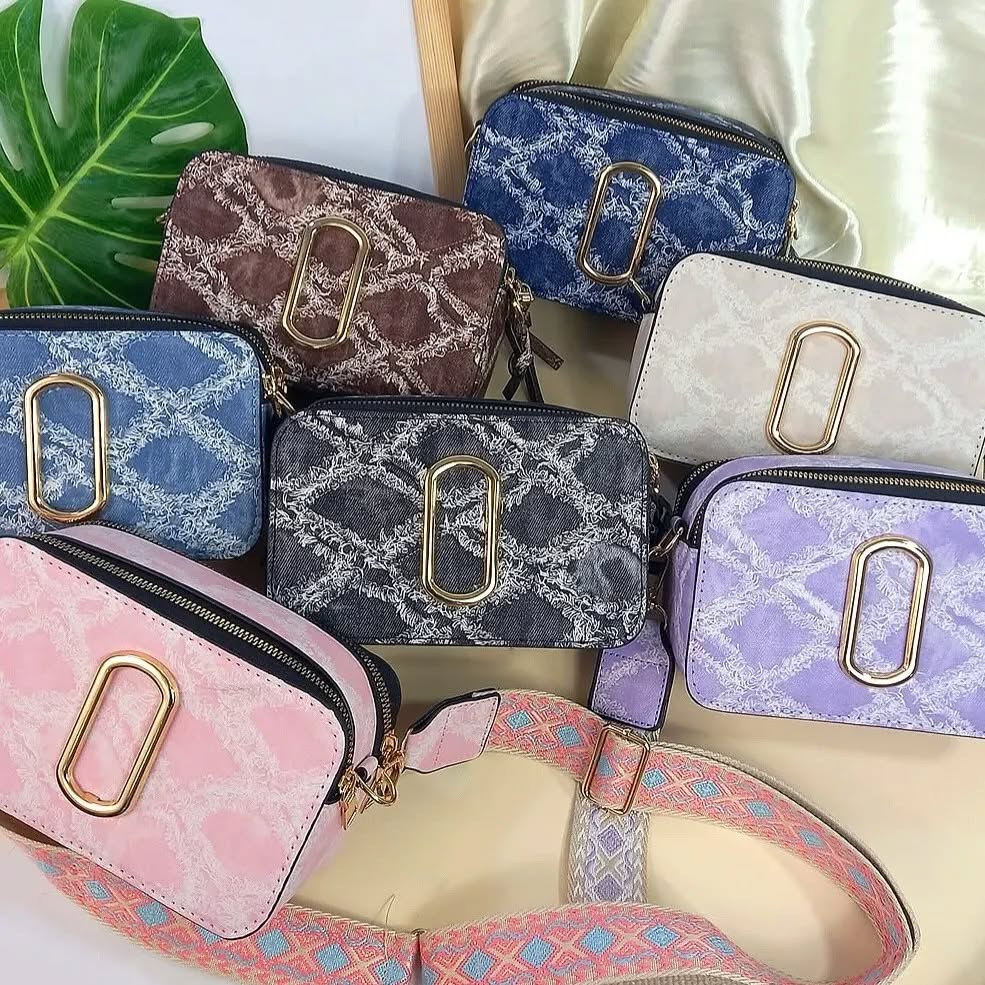 Crossbodies con doble entrada y detalles en dorado