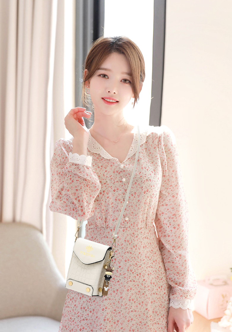 ✨ Oferta • Crossbody con solapa con cierre, llavero de vaquita