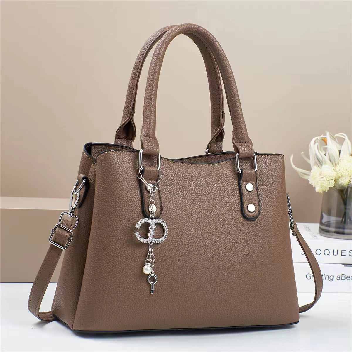 Cartera de mano, tamaño mediano con detalles en plateado