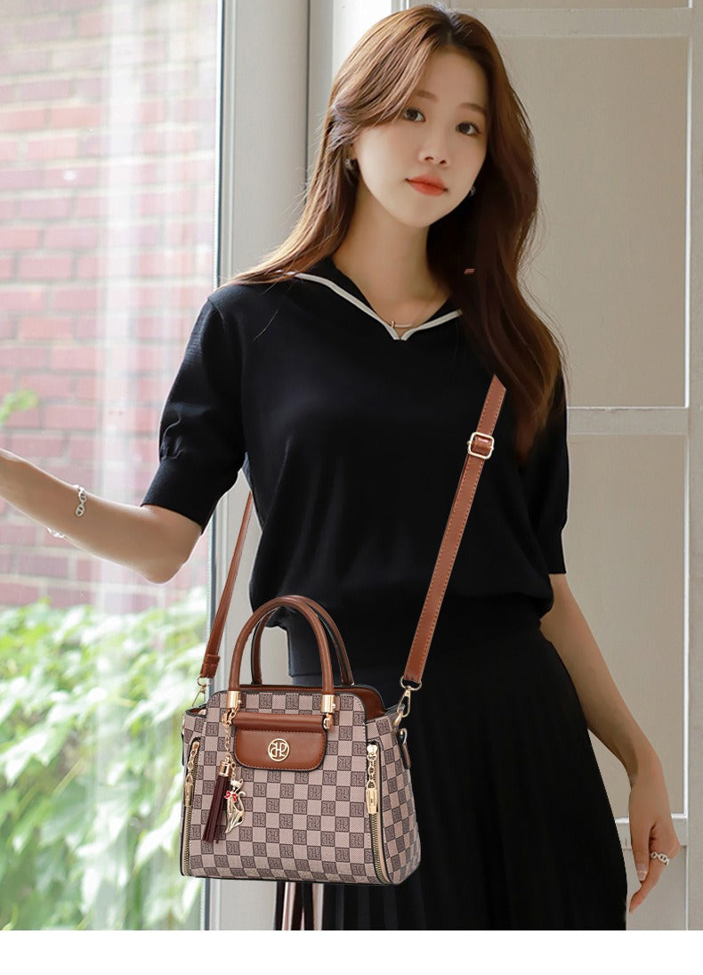 Cartera pequeña con llavero gatuno