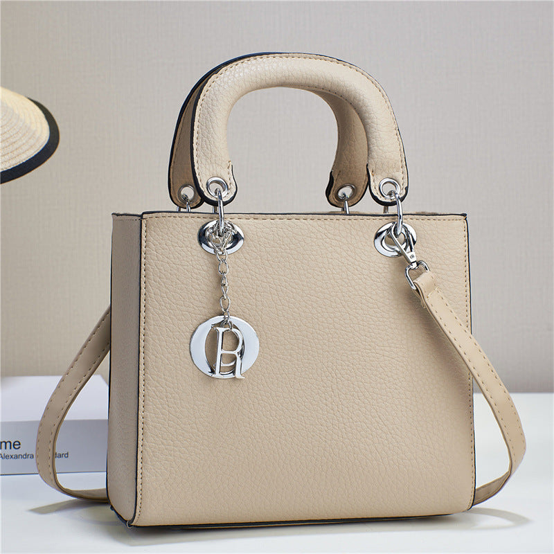 BAG-HO!🎅 • Bolso mediano cuadrado con asas redondeadas, dije metálico plateado con letras