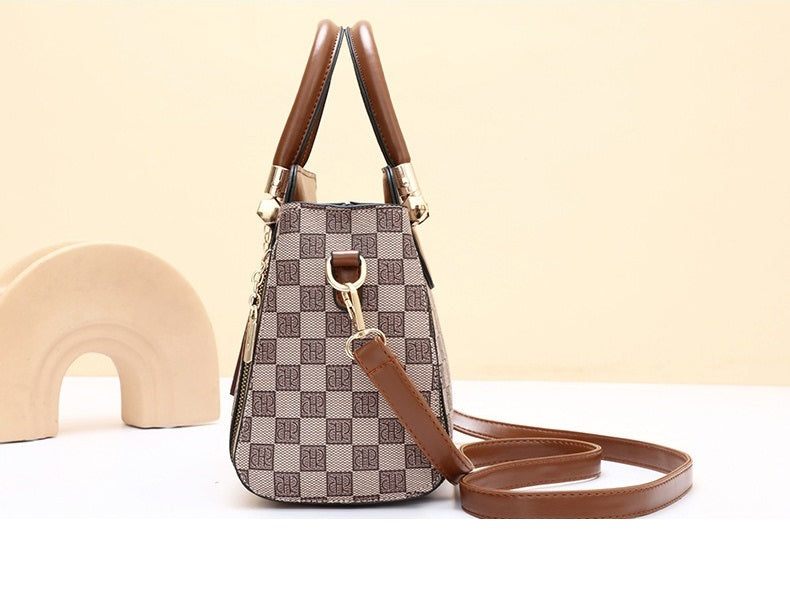 Cartera pequeña con llavero gatuno