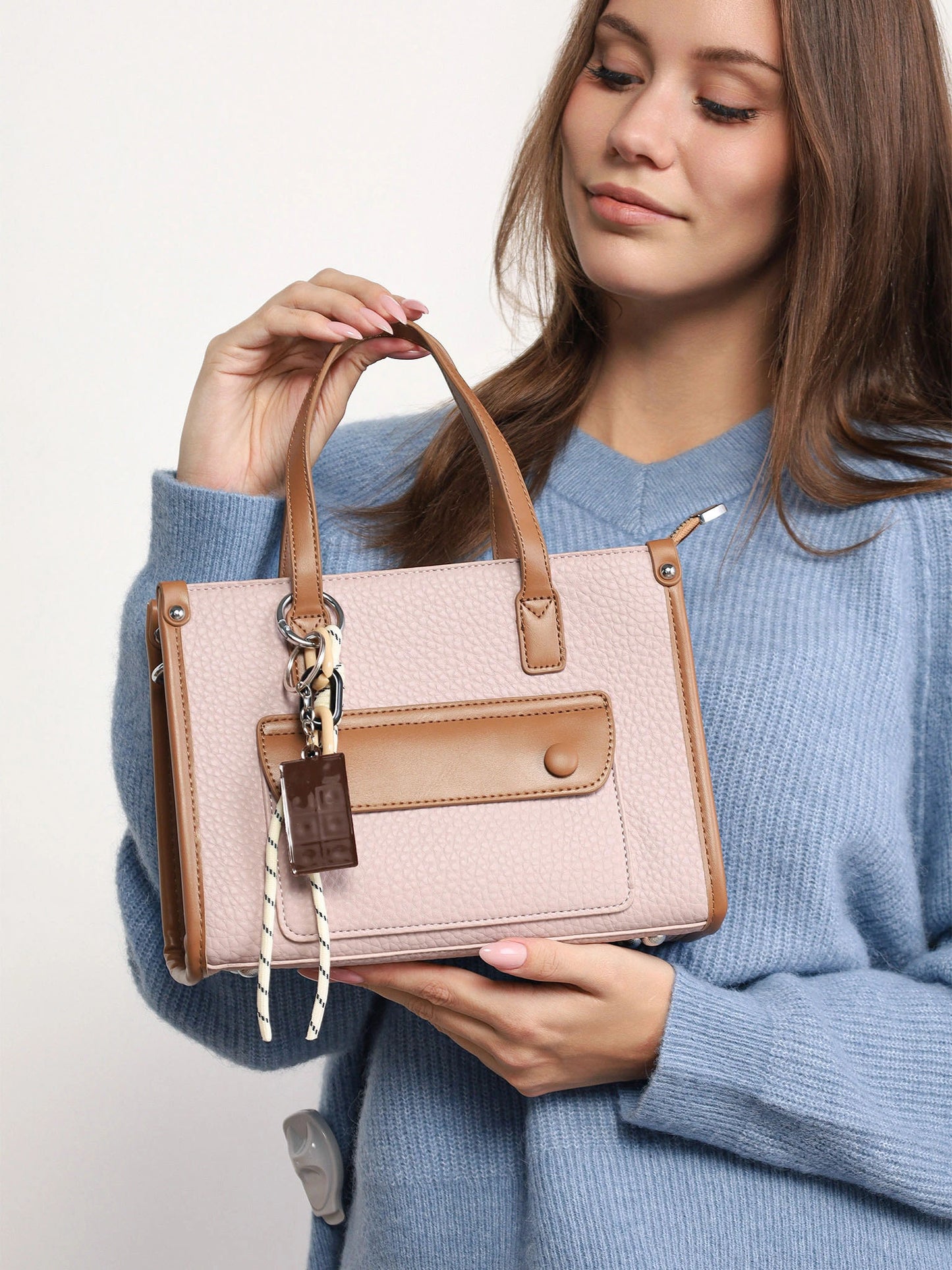 Cartera pequeña bicolor con bolsillo frontal