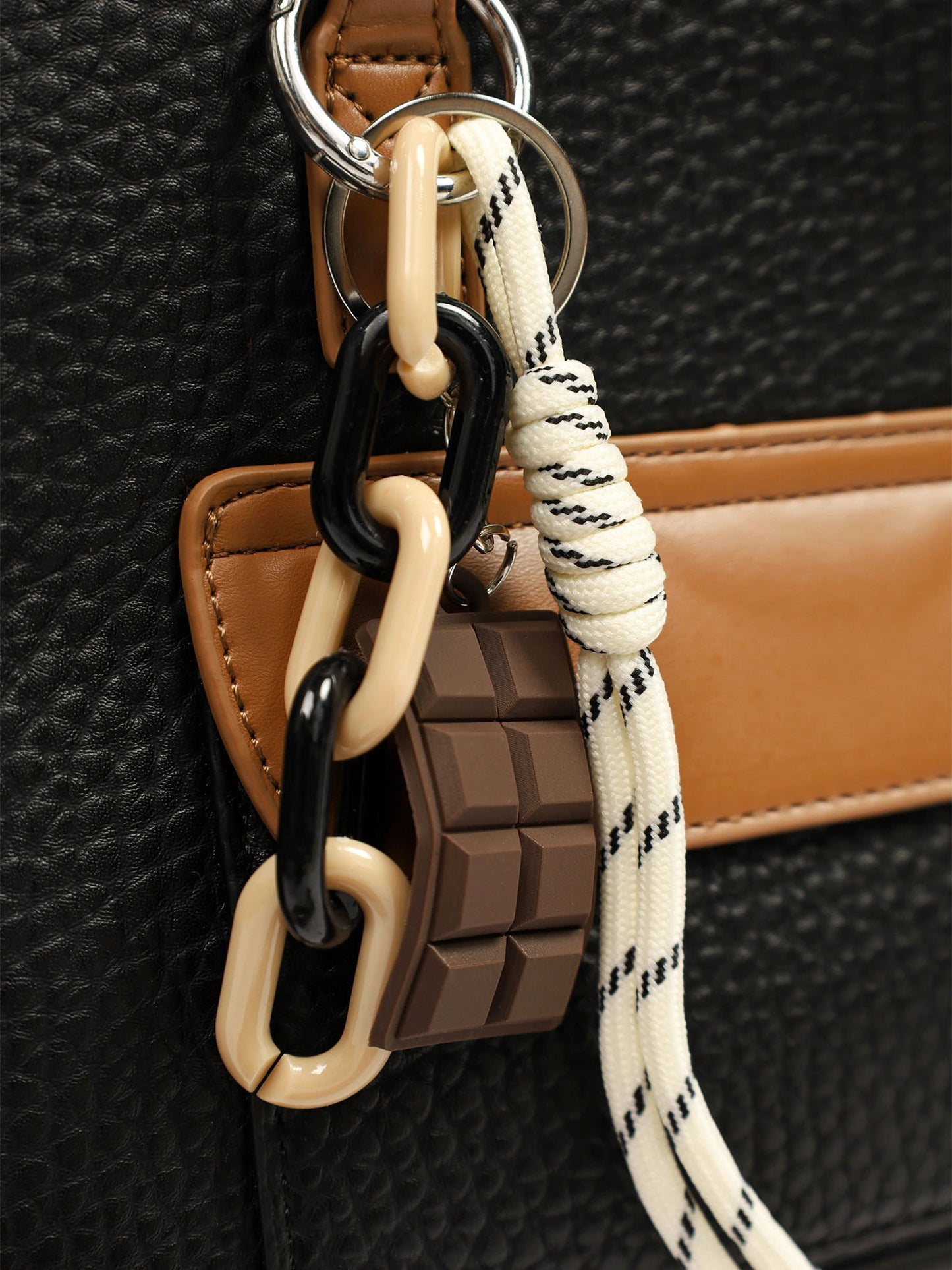 Cartera pequeña bicolor con bolsillo frontal