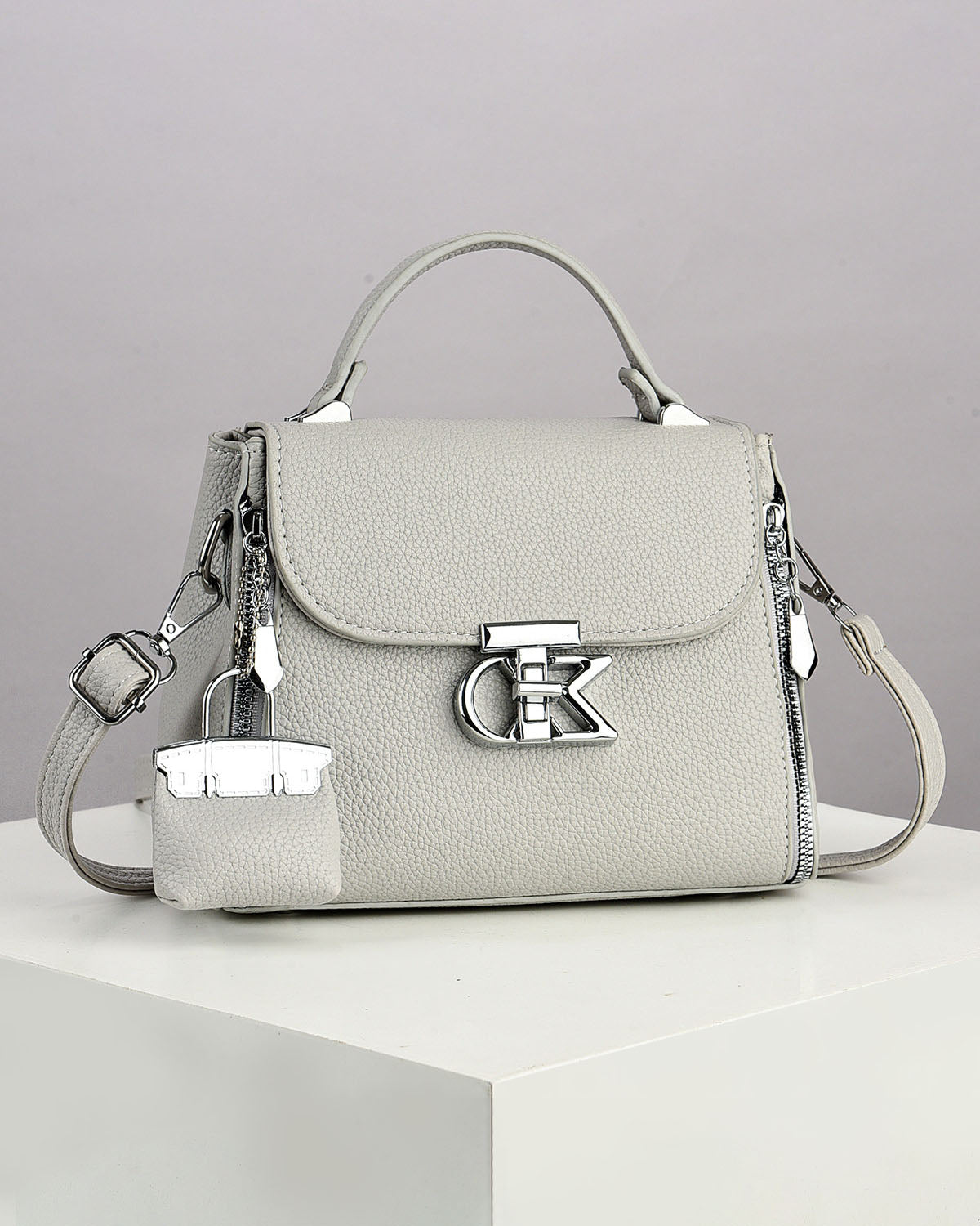 Bolso pequeño con hebilla plateada y mini monedero colgante