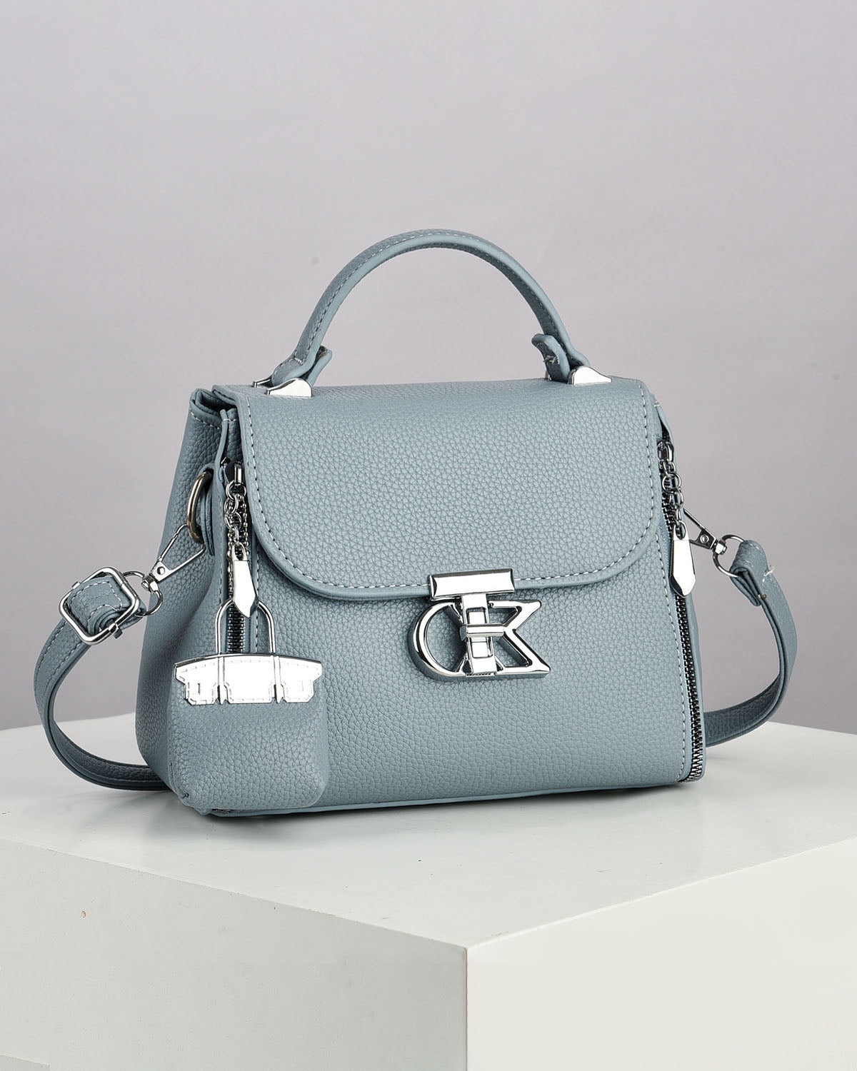 Bolso pequeño con hebilla plateada y mini monedero colgante