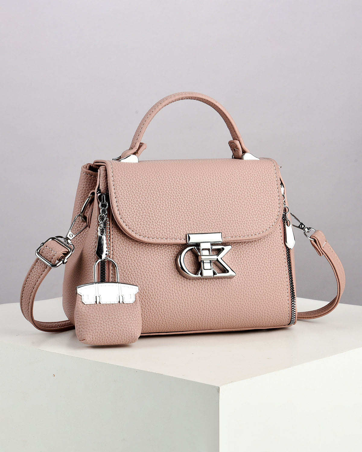 Bolso pequeño con hebilla plateada y mini monedero colgante