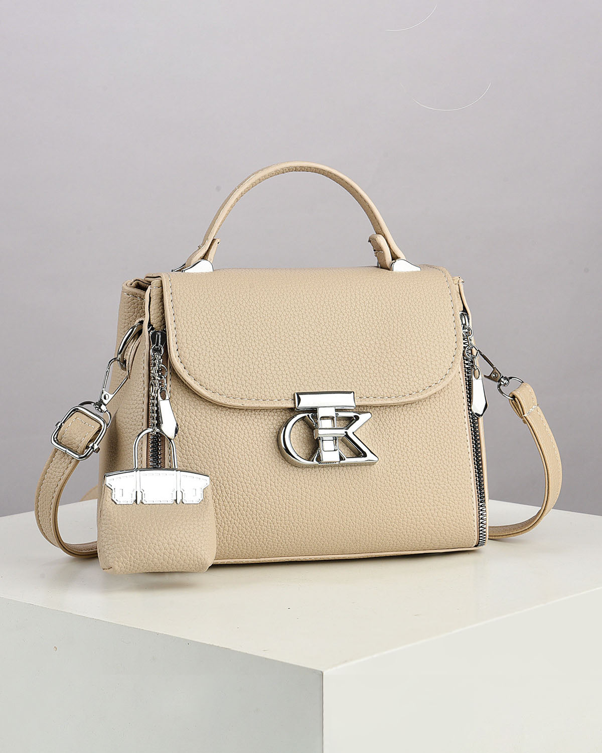 Bolso pequeño con hebilla plateada y mini monedero colgante